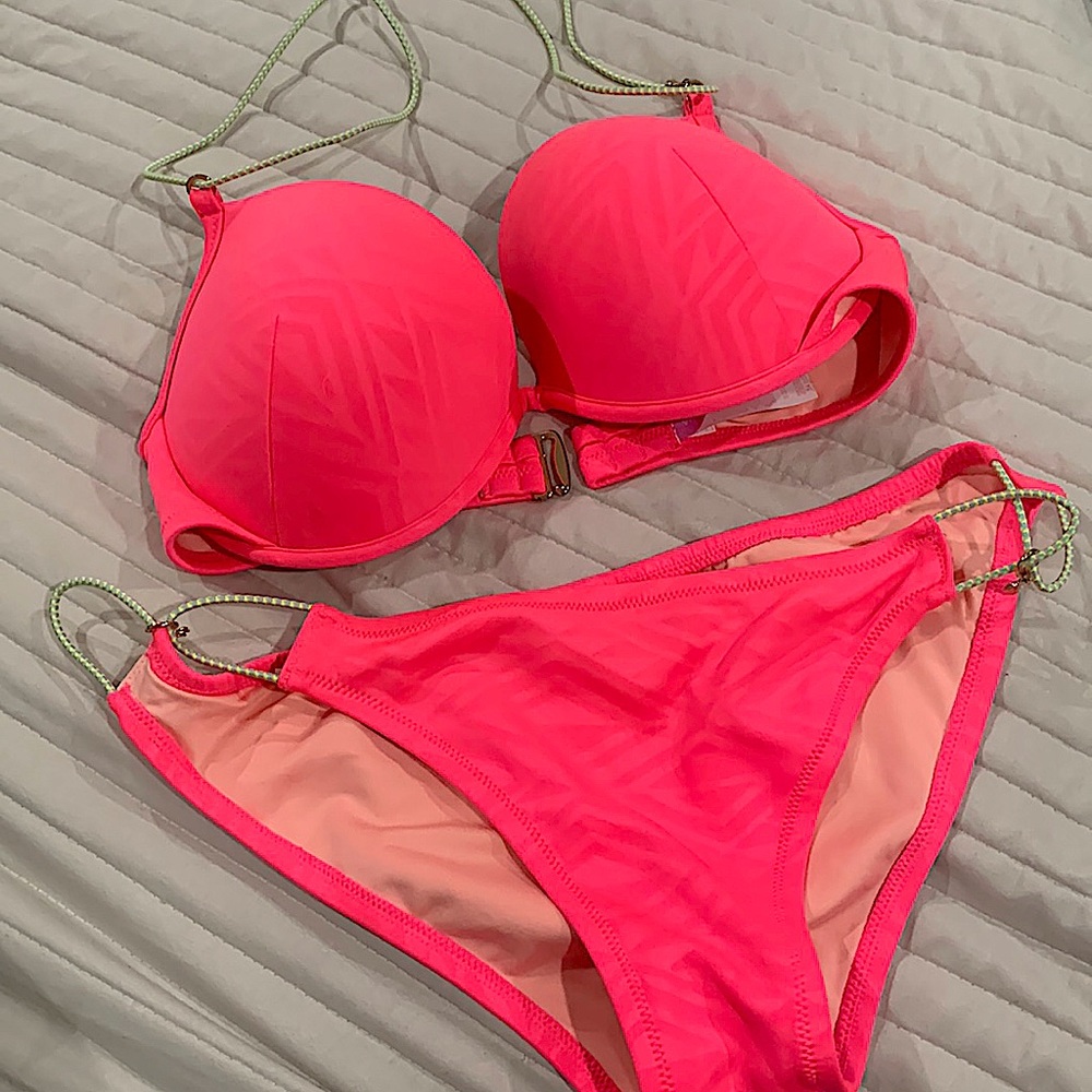 Victoria’s Secret 34DD Large bottoms hot pink sexy wired padded